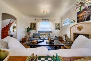 Smart TV, caminetto, libri, impianto stereo