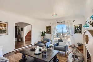 Smart TV, caminetto, libri, impianto stereo