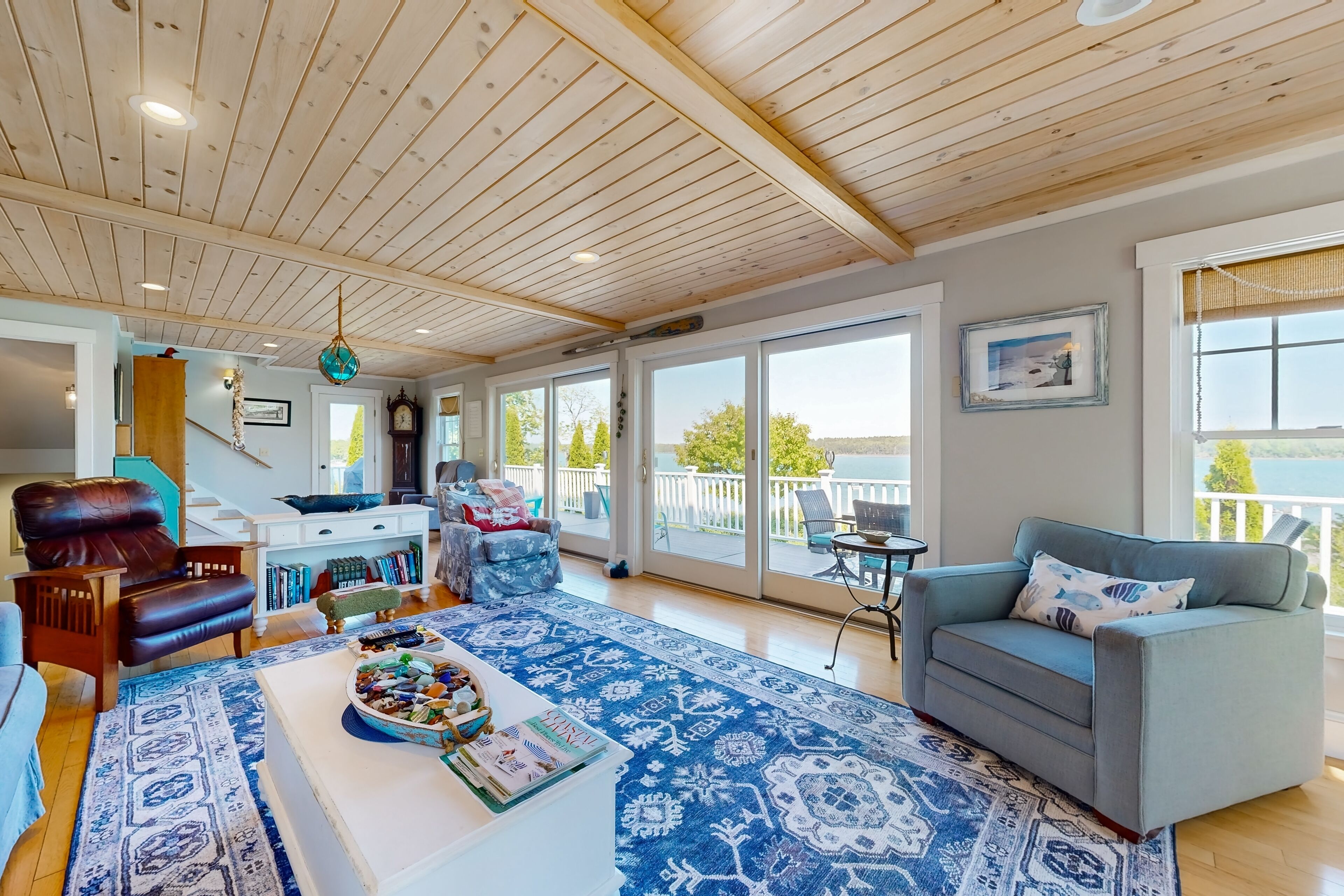 Fernseher, Kamin, DVD-Player, Bücher