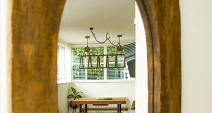 2 Double bedroom Apt in Central Bath with parking