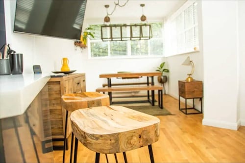 2 Double bedroom Apt in Central Bath with parking

