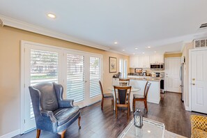 Dining - Resort condo with hot tub, heated pool, tennis, gym, 2 patios, washer/dryer, AC (Napa)