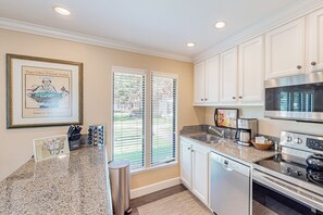 Fridge, microwave, oven, stovetop - Resort condo with hot tub, heated pool, tennis, gym, 2 patios, washer/dryer, AC (Napa)