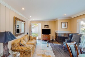 TV - Resort condo with hot tub, heated pool, tennis, gym, 2 patios, washer/dryer, AC (Napa)