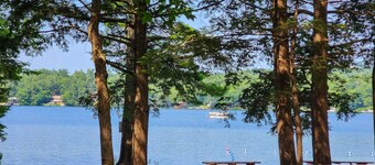 Quintessential lakeside cottage with swimming, picnic tables, & mountain view