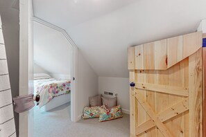4 bedrooms, internet, bed sheets - Quintessential lakeside cottage with swimming, picnic tables, & mountain view (Meredith)