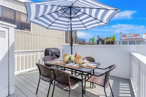 Outdoor dining - Second-story beach cottage with a furnished deck, AC, W/D, & garage parking (Newport Beach)