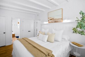 1 bedroom, iron/ironing board, Internet, bed sheets - Second-story beach cottage with a furnished deck, AC, W/D, & garage parking (Newport Beach)