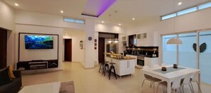 Dining - luxurious house with jacuzzi and garden (Santiago de los Caballeros)