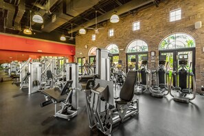 Fitness facility - Resort condo with private W/D, shared pool, and central AC (Naples)