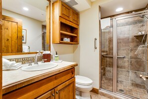 Towels - Second-floor retreat near the slopes with fireplace, pool, & hot tub (Edwards)