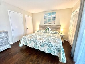 2 bedrooms, iron/ironing board, travel crib, WiFi - Townhome Walk to Private Beach, Free Beach Service (Destin)