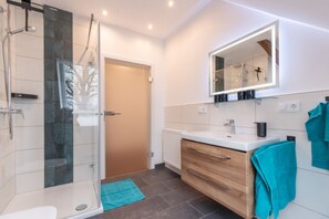 Dusch, hårtork, handdukar och tvål