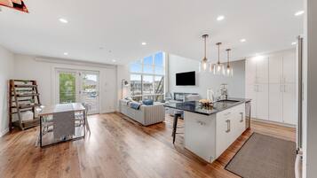 Télévision, cheminée, livres