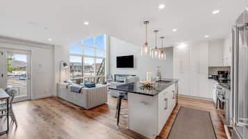 Réfrigérateur, micro-ondes, four, plaque de cuisson