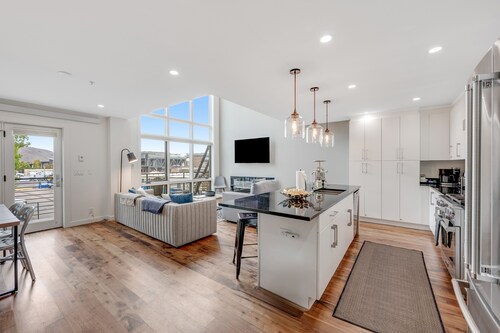 Mtn-view downtown condo with balcony, fireplace, streaming, washer/dryer, AC