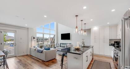 Mtn-view downtown condo with balcony, fireplace, streaming, washer/dryer, AC