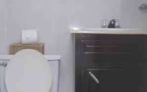 Doccia, asciugacapelli, sapone, shampoo