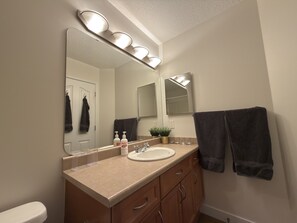 Hårføner, håndklær, såpe og sjampo