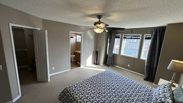 3 dormitoris, escriptori, planxa i posts de planxar i wifi gratuïta