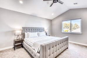 3 bedrooms, desk, Internet, bed sheets - Modern home with fenced yard, 4 blocks from the beach & downtown (Seaside)