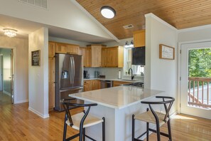 Fridge, microwave, oven, stovetop - Beautiful Mtn Views, Fire Pit+Grill, Gas Logs, WiFi, Close to Burnsville & AVL! (Burnsville)