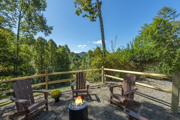 Property grounds - Beautiful Mtn Views, Fire Pit+Grill, Gas Logs, WiFi, Close to Burnsville & AVL! (Burnsville)