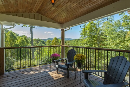 Beautiful Mtn Views, Fire Pit+Grill, Gas Logs, WiFi, Close to Burnsville & AVL!