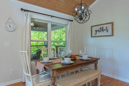 Mtn View, Fire Pit+Grill, WiFi! Nearby Town & AVL!