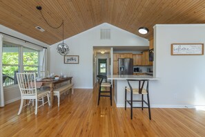 Dining - Beautiful Mtn Views, Fire Pit+Grill, Gas Logs, WiFi, Close to Burnsville & AVL! (Burnsville)