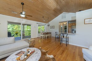 Smart TV, fireplace, table football, books - Beautiful Mtn Views, Fire Pit+Grill, Gas Logs, WiFi, Close to Burnsville & AVL! (Burnsville)