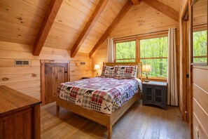 4 bedrooms, desk, WiFi (free), bed sheets