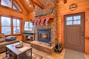 Smart TV, chimenea, reproductor de DVD, futbolito