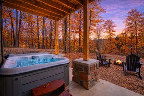 Terrace/patio - White Tail Ridge: WALK to Old Man’s Cave + Hot Tub (Logan)