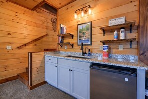 Interior - White Tail Ridge: WALK to Old Man’s Cave + Hot Tub (Logan)