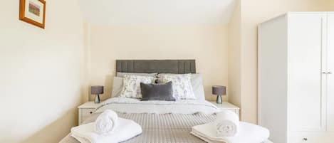 1 Schlafzimmer, Schreibtisch, Bügeleisen/Bügelbrett, Reisekinderbett