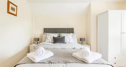 Lovely Cotswolds 1 bed nr town centre yet mins from river and countryside walks