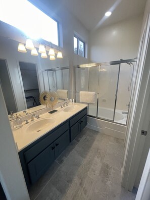 ヘアドライヤー、タオル、石鹸、トイレットペーパー