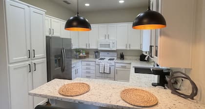 Remodeld! Private 4 beds 2 bath Spa + Fireplace!