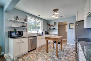 Réfrigérateur, micro-ondes, plaque de cuisson, lave-vaisselle