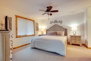 2 bedrooms, desk, travel cot, Internet