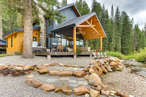 Modern Turnerville Cabin w/ Hot Tub & Scenic Views