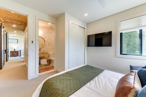 4 bedrooms, desk, iron/ironing board, travel cot