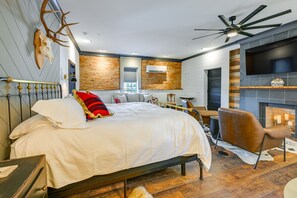 Tabla de planchar con plancha, wifi, ropa de cama