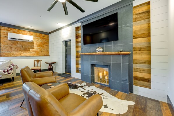 TV, fireplace