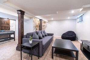 Smart TV, chimenea, futbolito y tenis de mesa 