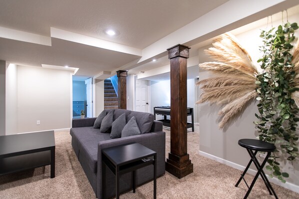 Smart TV, chimenea, futbolito, mesa de ping pong