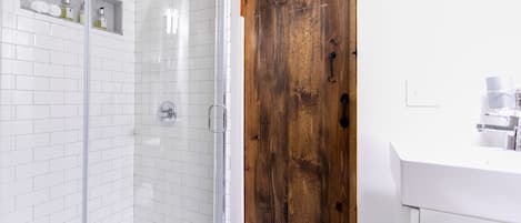 Amenidades de baño gratuitas, secadora de cabello, toallas, jabón