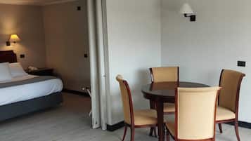 Deluxe Room | 1 bedroom, in-room safe, individually furnished, desk