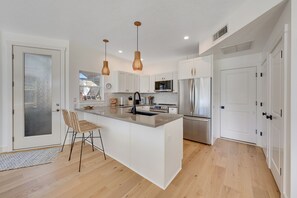 冷蔵庫、電子レンジ、オーブン、コンロ